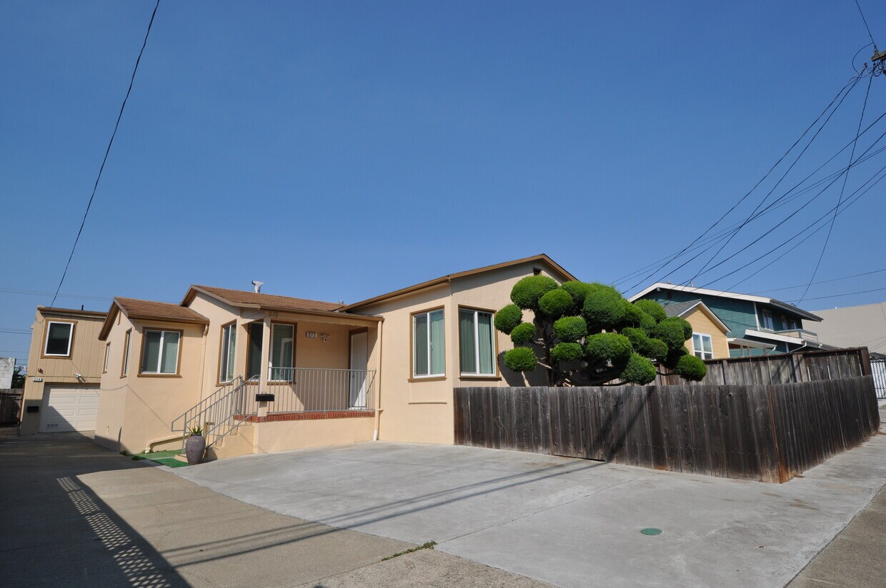 Spacious three bedroom and two bath single family house. - 272 88th St