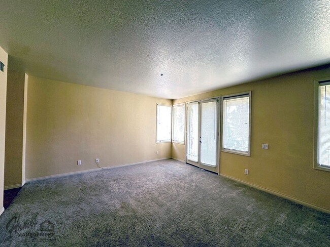 Building Photo - Homes Management - Spacious 2bd, 2.5ba Hom...