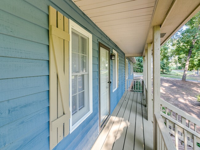 Building Photo - Spacious 3-Bed Home in District 6! Private...