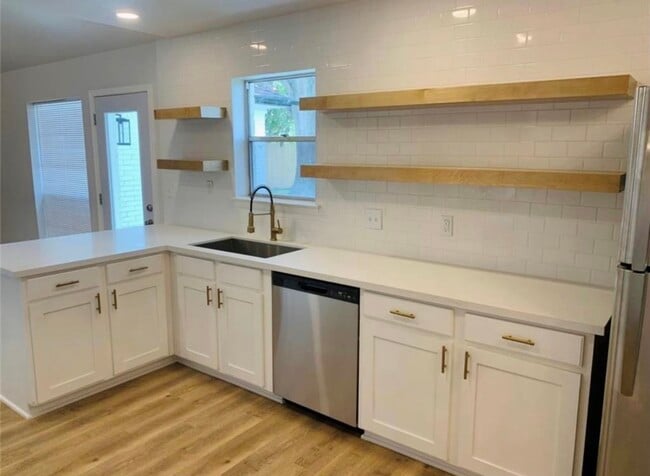 Foto del edificio - 7414 Redding Rd
