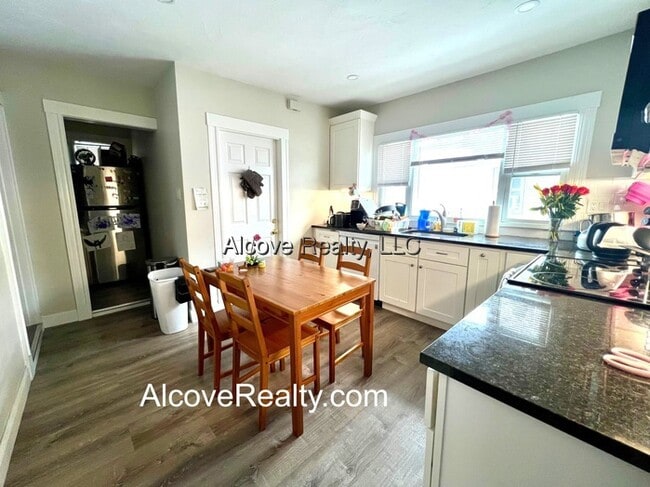 Building Photo - 89 Windsor Rd