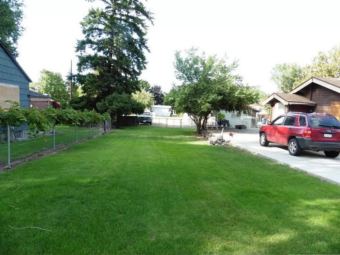 Primary Photo - Perfectly located pet friendly house