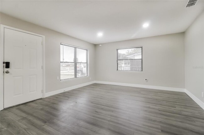 Building Photo - 6808 Ravenna Ave