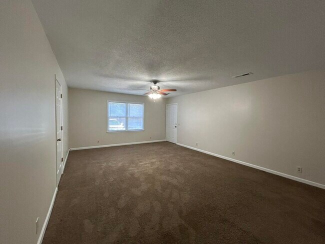 Building Photo - 166 Gertrude Dr
