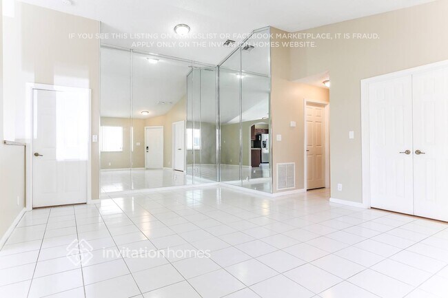 Building Photo - 1401 Banyan Cir