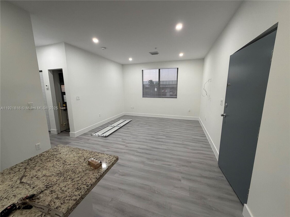 Foto principal - 859 E 24th St