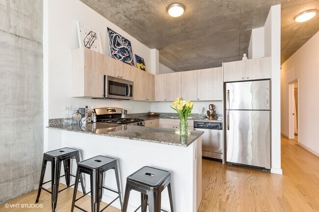 Building Photo - 235 W Van Buren St