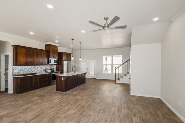 Foto del edificio - 17900 Lone Ranch Rd