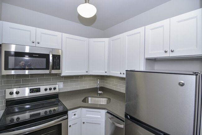Building Photo - 817 W Lakeside Pl