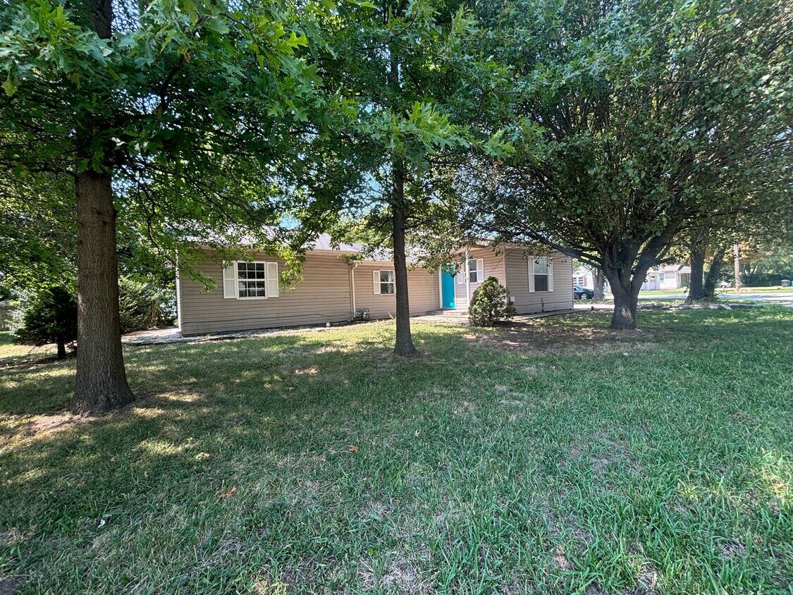 Foto principal - Beautiful 4 bedroom 2 bath house available...