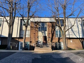 Building Photo - 2201 Strahle St