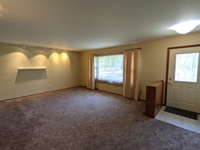 Building Photo - 483 Rushmore Ln
