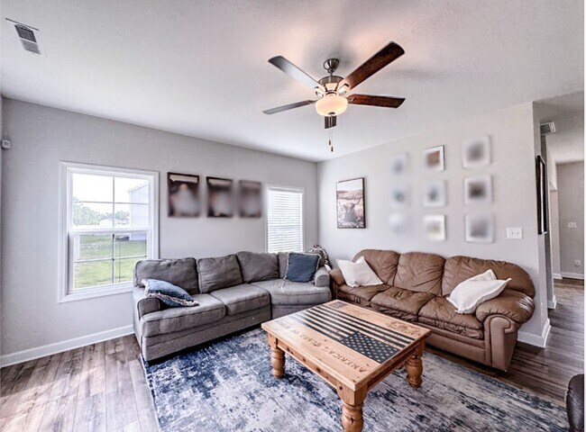 Foto del edificio - Stunning 4 Bed Home with Fenced Backyard