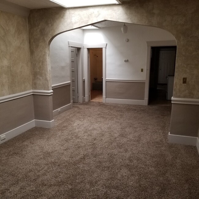 Building Photo - Spacious 2 bed 1 bath apartment on Main st...
