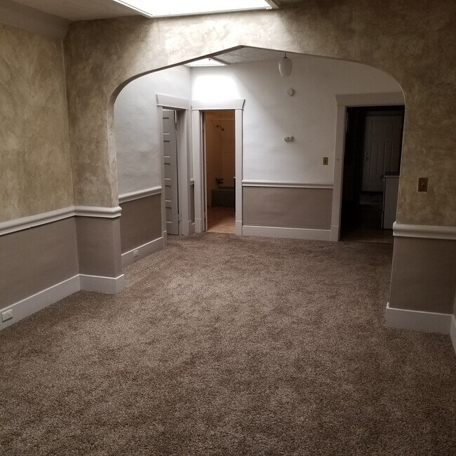 Foto del edificio - Spacious 2 bed 1 bath apartment on Main st...