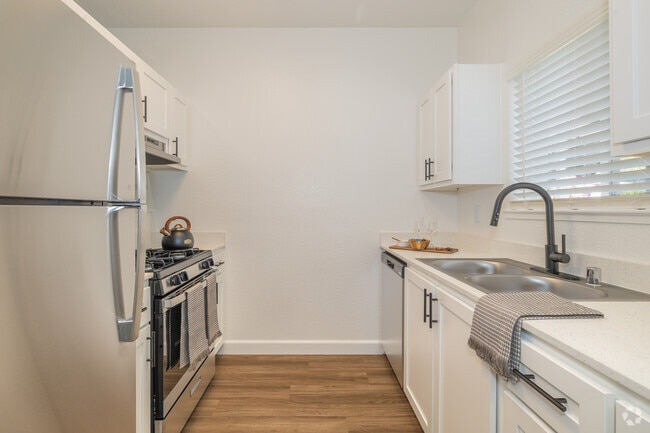 1BR, 1BA - 761SF - Kitchen - GRANITE CREEK