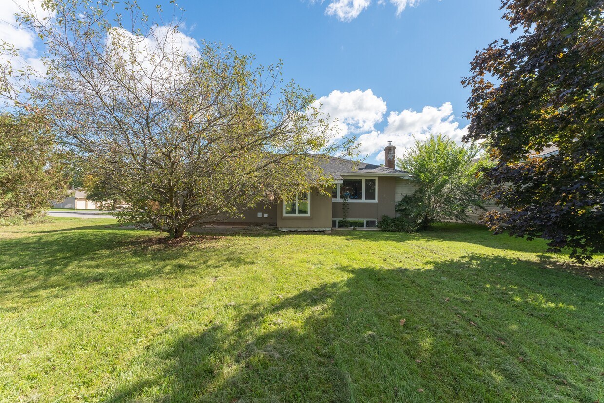 Primary Photo - Spacious 3 Bed / 1 Bath Main Floor Unit | ...