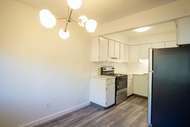 Foto del edificio - Off SE Belmont: Mid-Century 2Bdr w/ Parking!