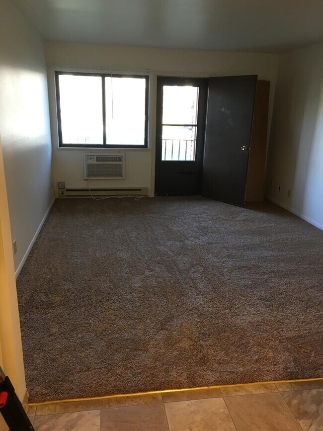 Living Room - 148 N Hyer Ln