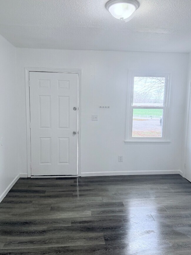 Foto del edificio - 1490 John Chapman Rd