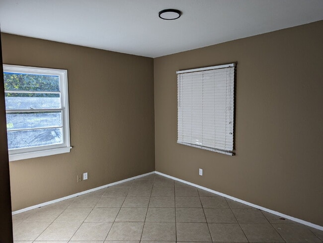 Building Photo - 2 br + bonus living area, in a quiet neighborhood near the 10 fwy