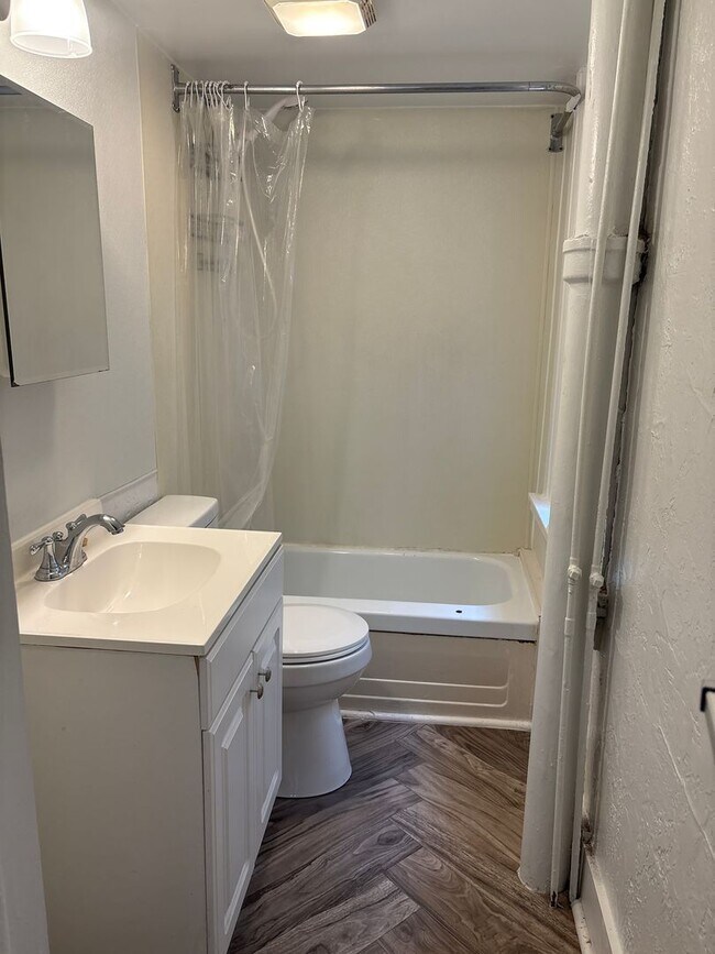 Building Photo - 1st Floor 1 Bedroom Apartment-York City SD