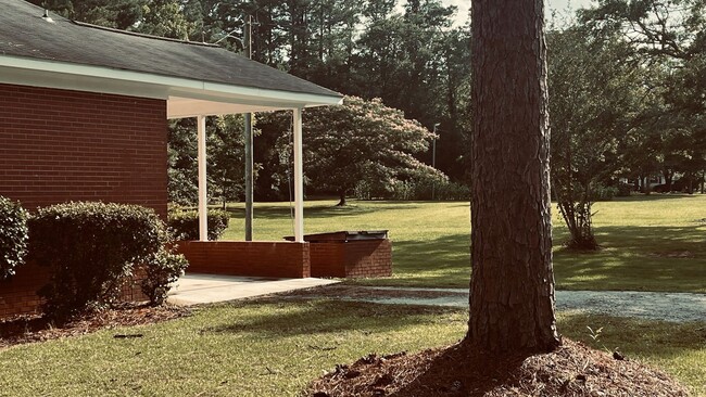 Building Photo - Farmhouse Charm!