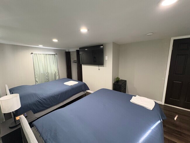 Master bedroom - 3311 Woodland Dr