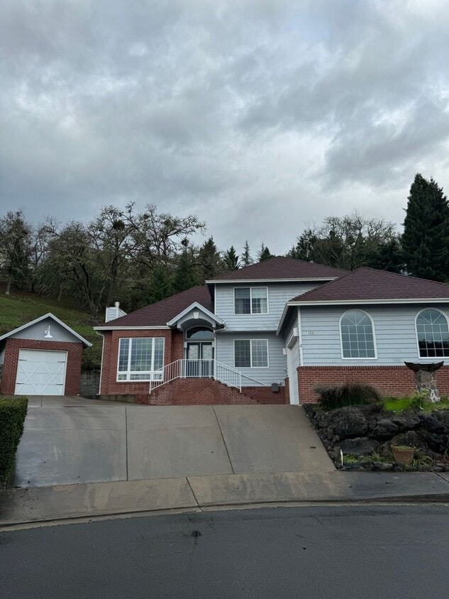 3 bedroom 2 1/2 bath two story in a great House Rental in