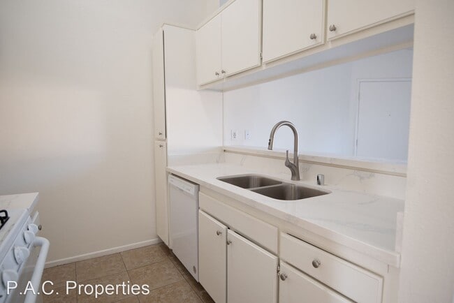 Building Photo - 1 br, 1 bath Apartment - 15520 Foothill Bo...