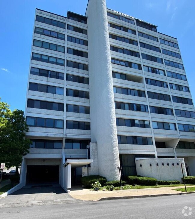 Building Photo - 550 Clay Ave
