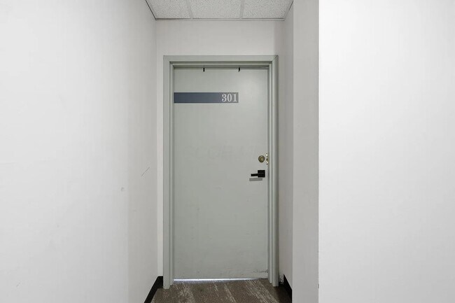 Foto del edificio - Industrial NYC-Style Loft | Battleship Building | 3 Parking Spots Included