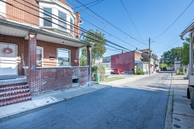 Foto del edificio - ? Spacious 4-Bedroom Home in Allentown – M...