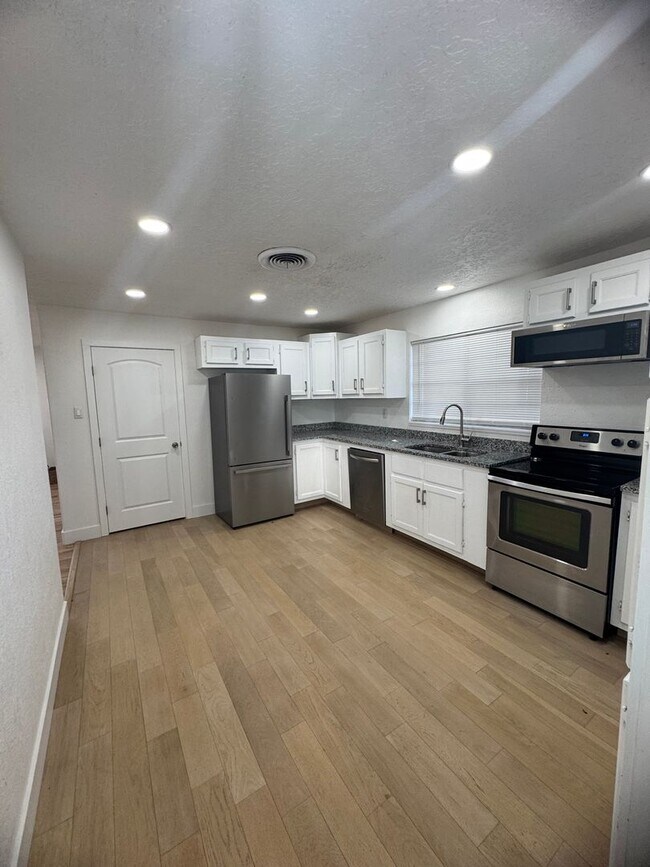 Building Photo - Mid-century modern perfection 3bd 2ba home!