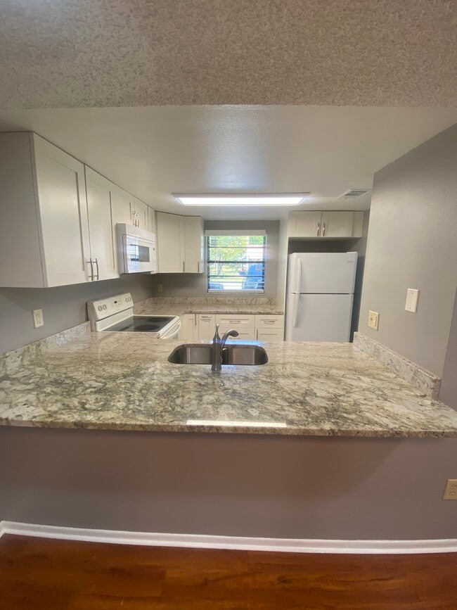 Foto del edificio - 10125 Lake Oak Cir