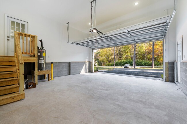 Building Photo - 4 Bedroom/2 bath Ranch within Minutes of D...