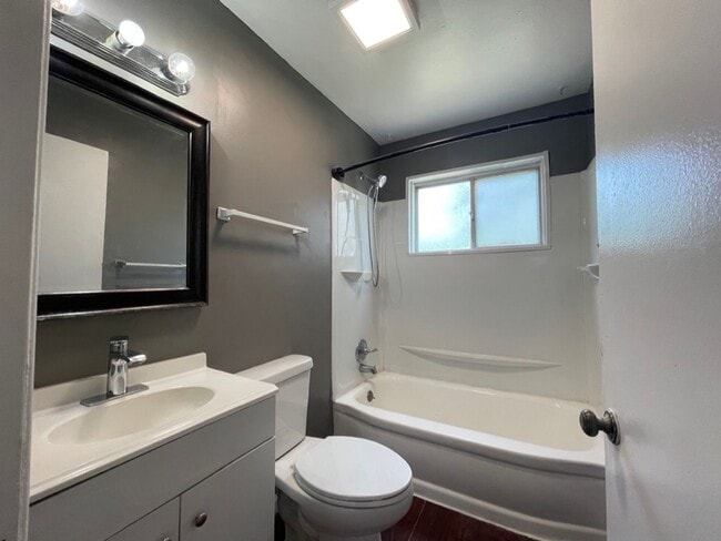 Building Photo - 2bd / 1 ba ranch with nice fenced backyard.