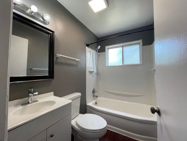 Foto del edificio - 2bd / 1 ba ranch with nice fenced backyard.