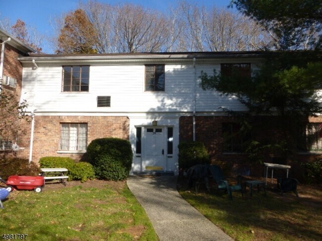 Building Photo - 39B Troy Dr