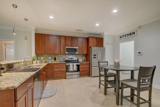 Building Photo - 215 Gulfstream Blvd