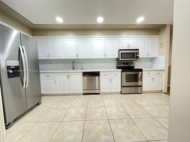 Building Photo - 591 Racquet Club Rd