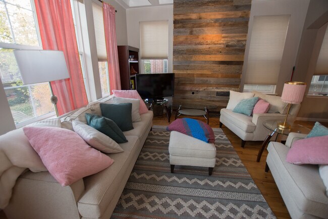 Open concept living room - 1489 Steele St