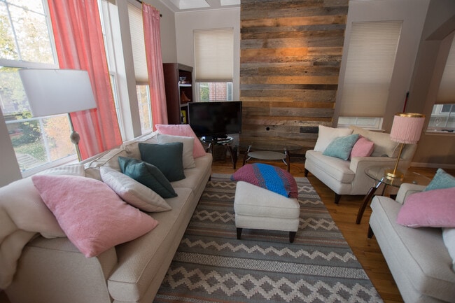Open concept living room - 1489 Steele St
