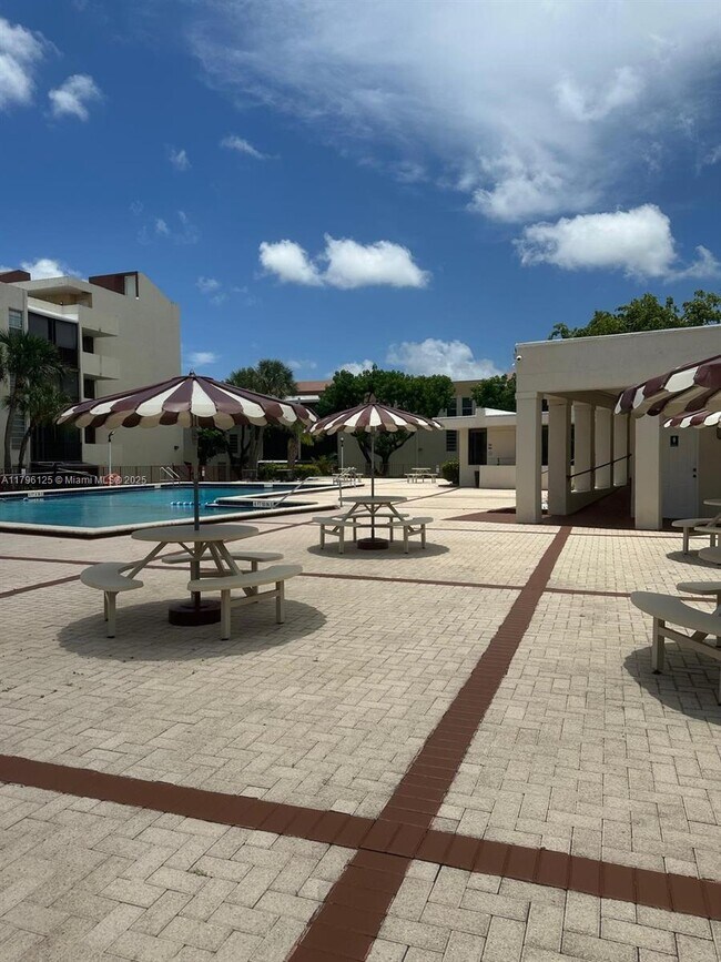 Foto del edificio - 8870 Fontainebleau Blvd