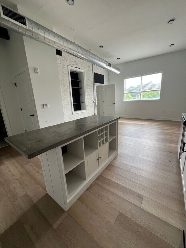 Building Photo - Amazing VIEWS! - Available May 15th
