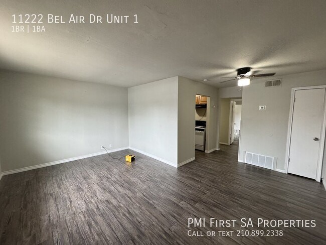Building Photo - Fouplex unit ready to move in in Castle Hill!