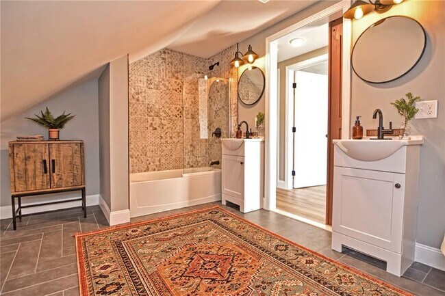 Building Photo - 278 Thayer St