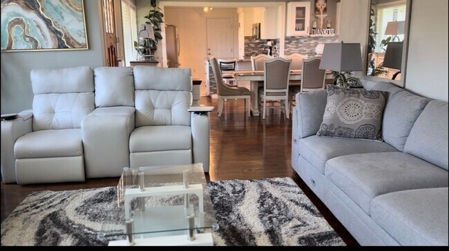 Foto del edificio - Spacious 4BD/4BA Home with Private Studio, located in the desirable Ferry St Bridge area!