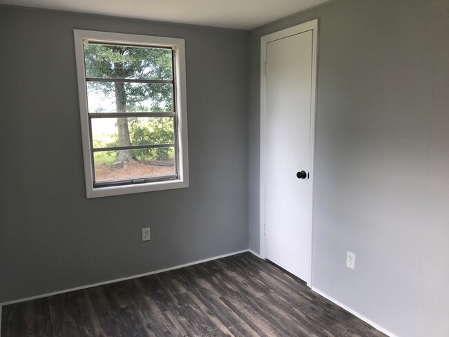 Building Photo - Love the Country Quiet - 2 bed 1 bath home on private country lot