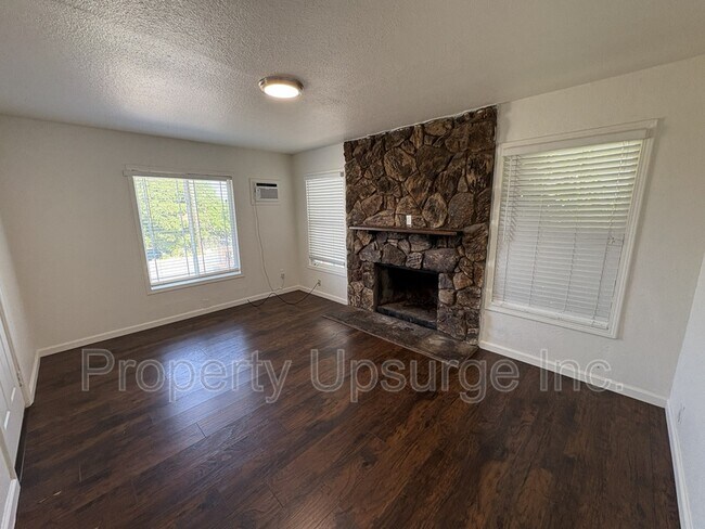 Building Photo - 104 E 6th St